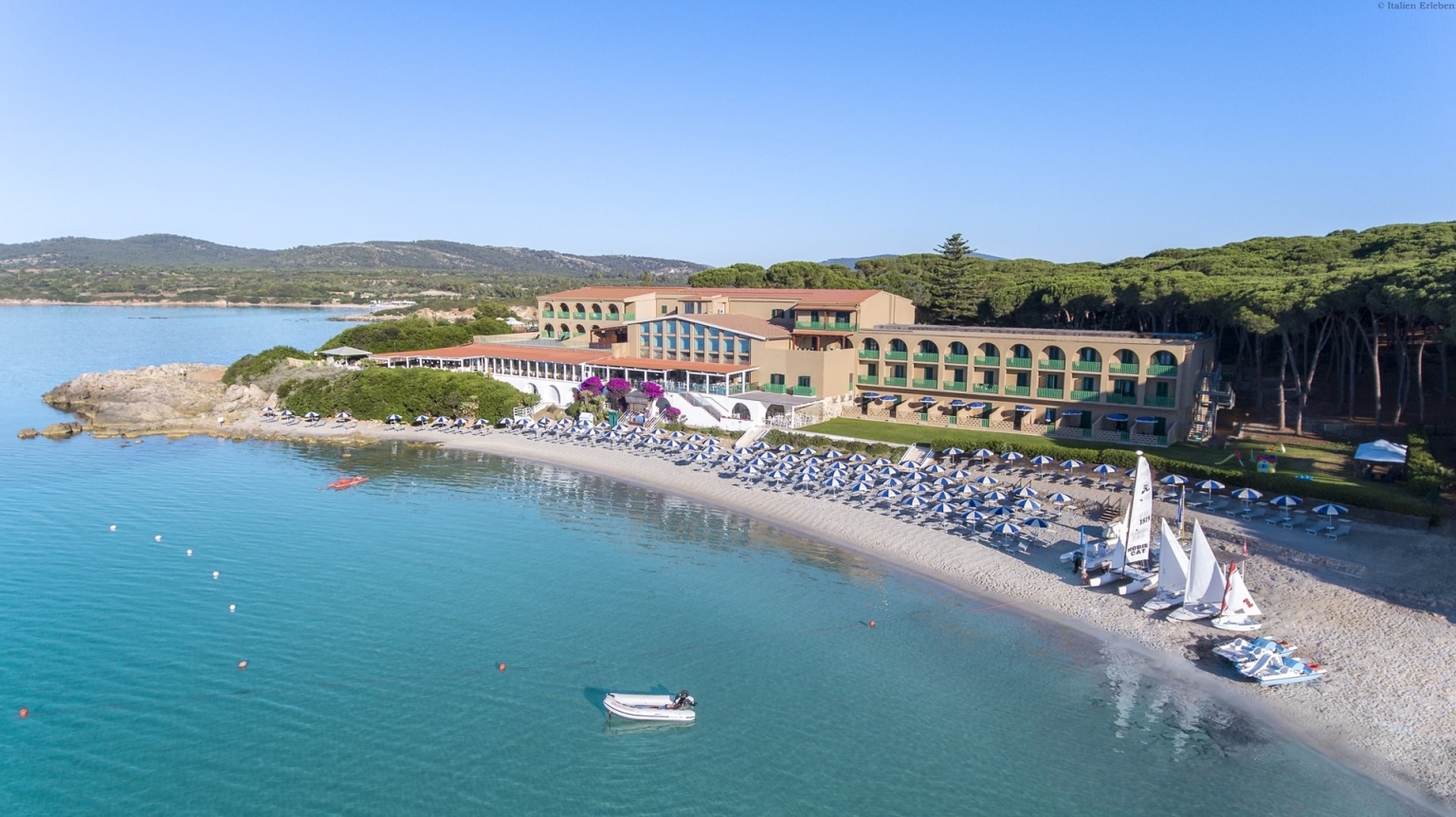 Sardinien Hotel Dei Pini Alghero Nord Ost Küste Strand Sand direkt Meer Bucht Stadt Nähe kristallklar Garten Außenansicht
