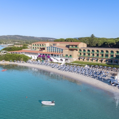 Sardinien Hotel Dei Pini Alghero Nord Ost Küste Strand Sand direkt Meer Bucht Stadt Nähe kristallklar Garten Außenansicht
