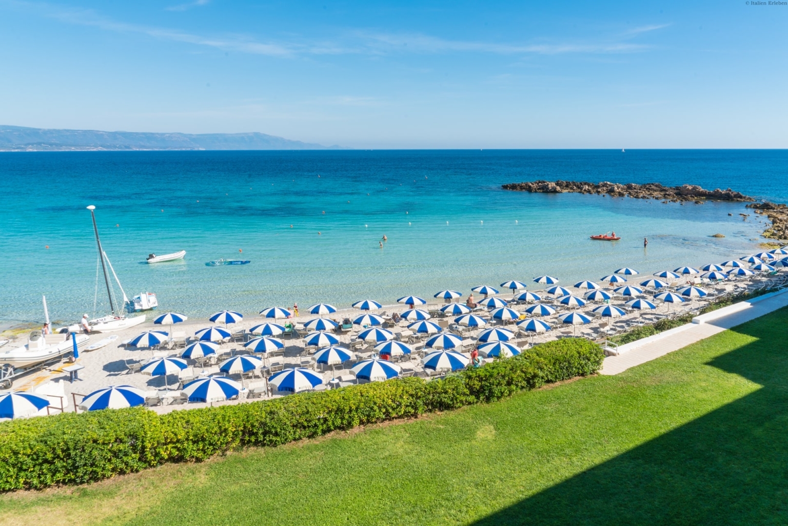 Sardinien Hotel Dei Pini Alghero Nord Ost Küste Strand Sand direkt Meer Bucht Stadt Nähe kristallklar Garten