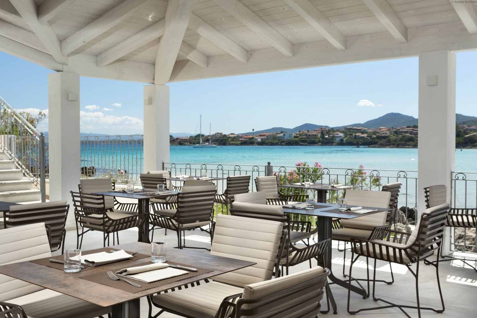Sardinien Hotel Gabbiano Azzurro Golfo Aranci Nord Bucht direkt Meer Strand Sand familiär Terrasse Restaurant