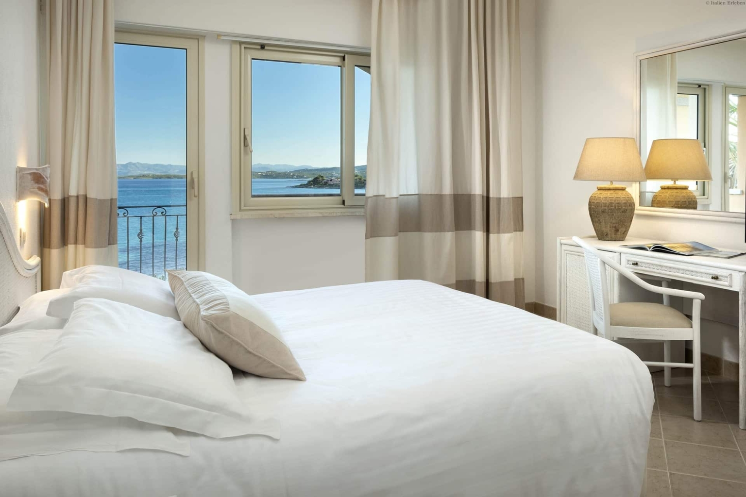 Sardinien Hotel Gabbiano Azzurro Golfo Aranci Nord Bucht direkt Meer Strand Sand familiär Zimmer