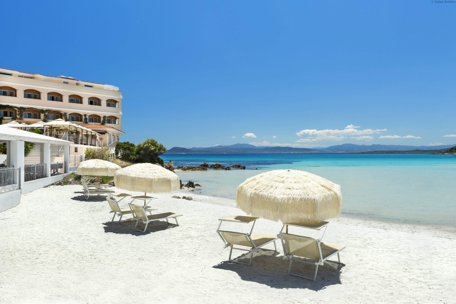 Sardinien Hotel Gabbiano Azzurro Golfo Aranci Nord Bucht direkt Meer Strand Sand familiär Außenansicht Privatstrand