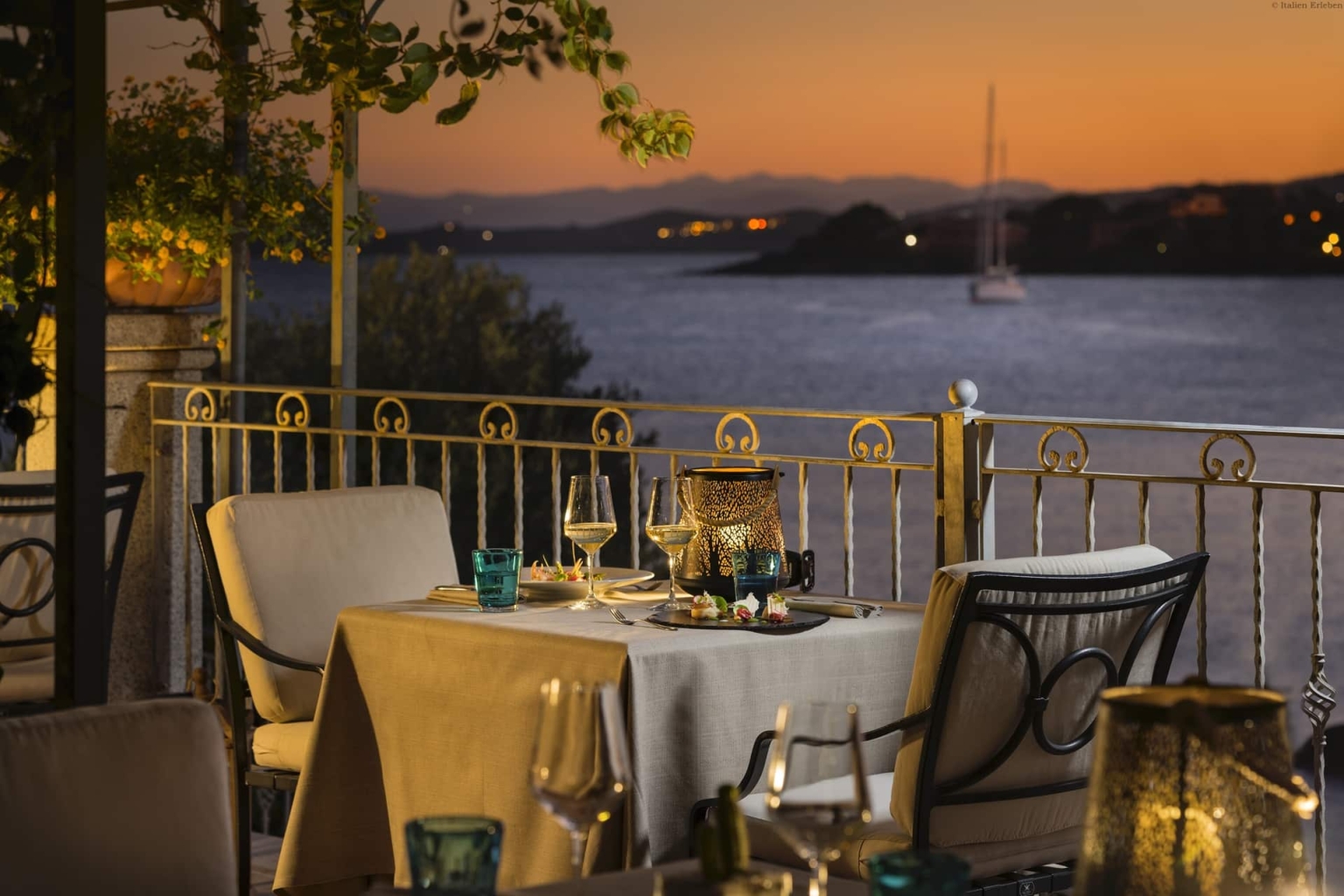 Sardinien Hotel Gabbiano Azzurro Golfo Aranci Nord Bucht direkt Meer Strand Sand familiär Restaurant Abend Stimmung Terrasse