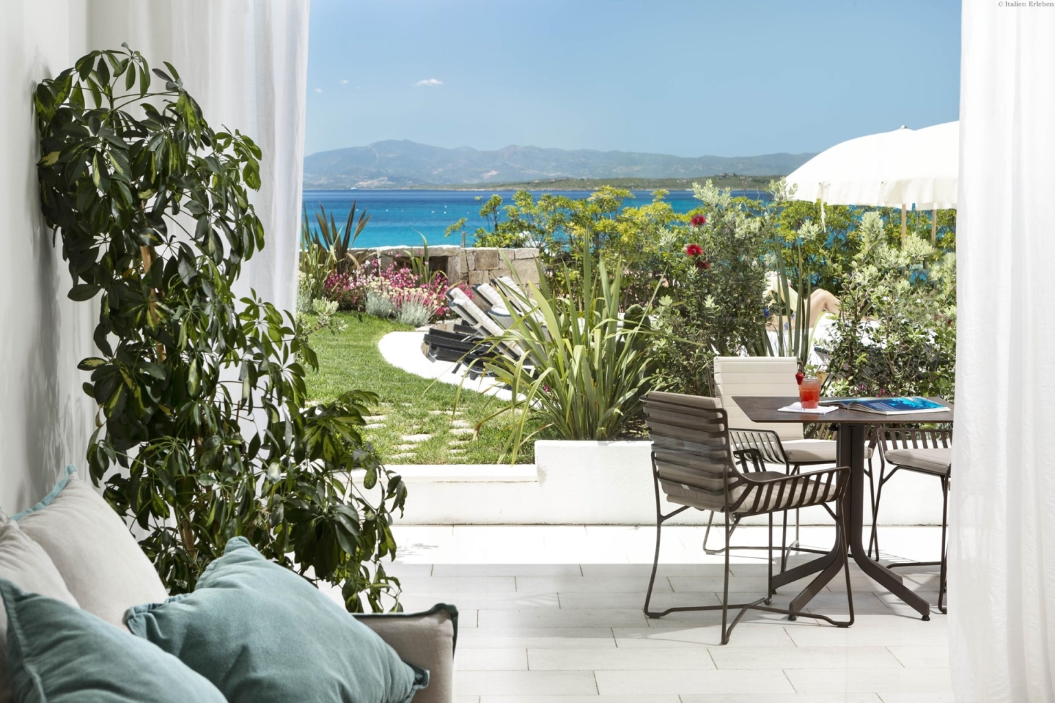 Sardinien Hotel Gabbiano Azzurro Golfo Aranci Nord Bucht direkt Meer Strand Sand familiär Terrasse Zimmer