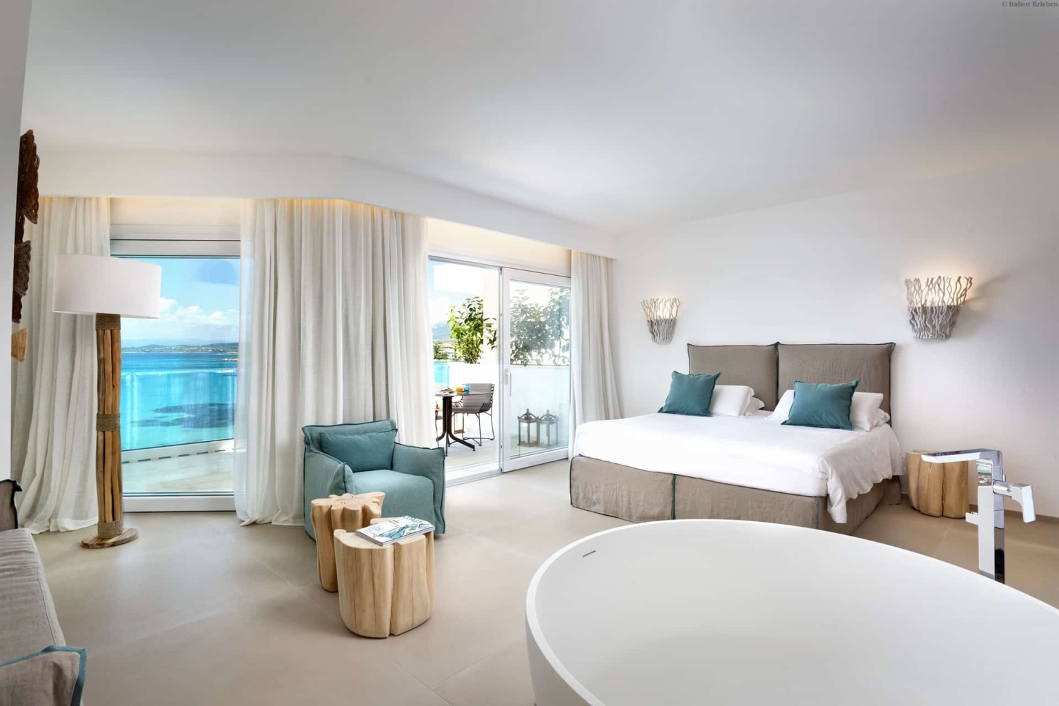 Sardinien Hotel Gabbiano Azzurro Golfo Aranci Nord Bucht direkt Meer Strand Sand familiär Zimmer Suite