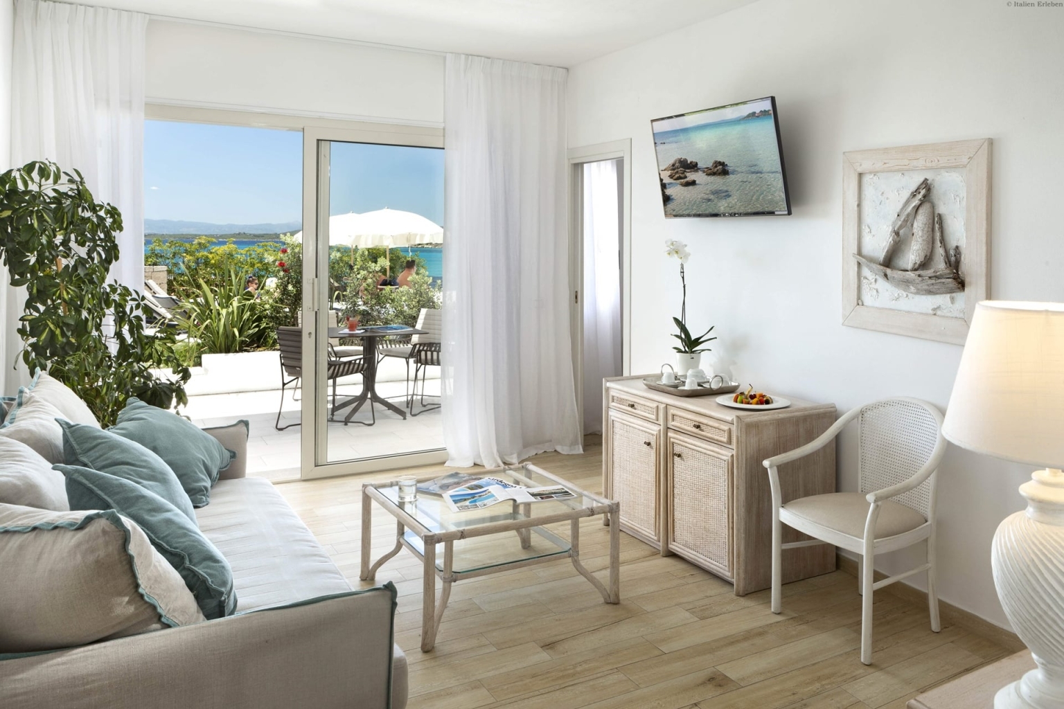 Sardinien Hotel Gabbiano Azzurro Golfo Aranci Nord Bucht direkt Meer Strand Sand familiär Zimmer Suite