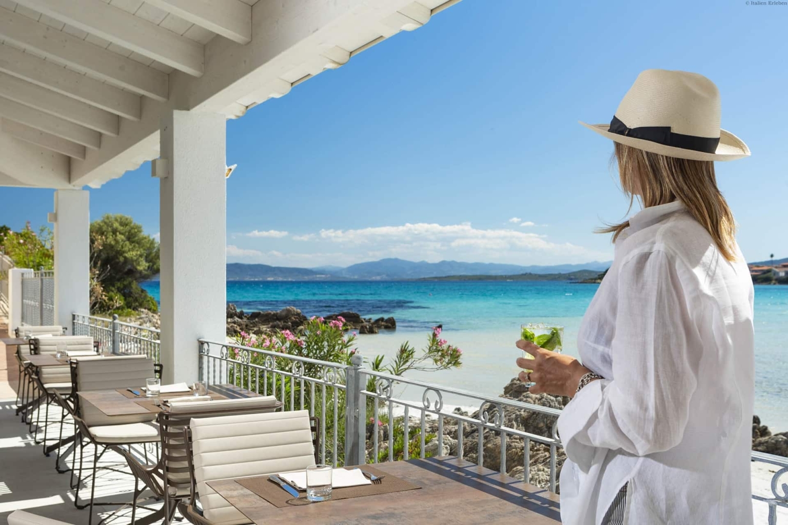 Sardinien Hotel Gabbiano Azzurro Golfo Aranci Nord Bucht direkt Meer Strand Sand familiär Terrasse