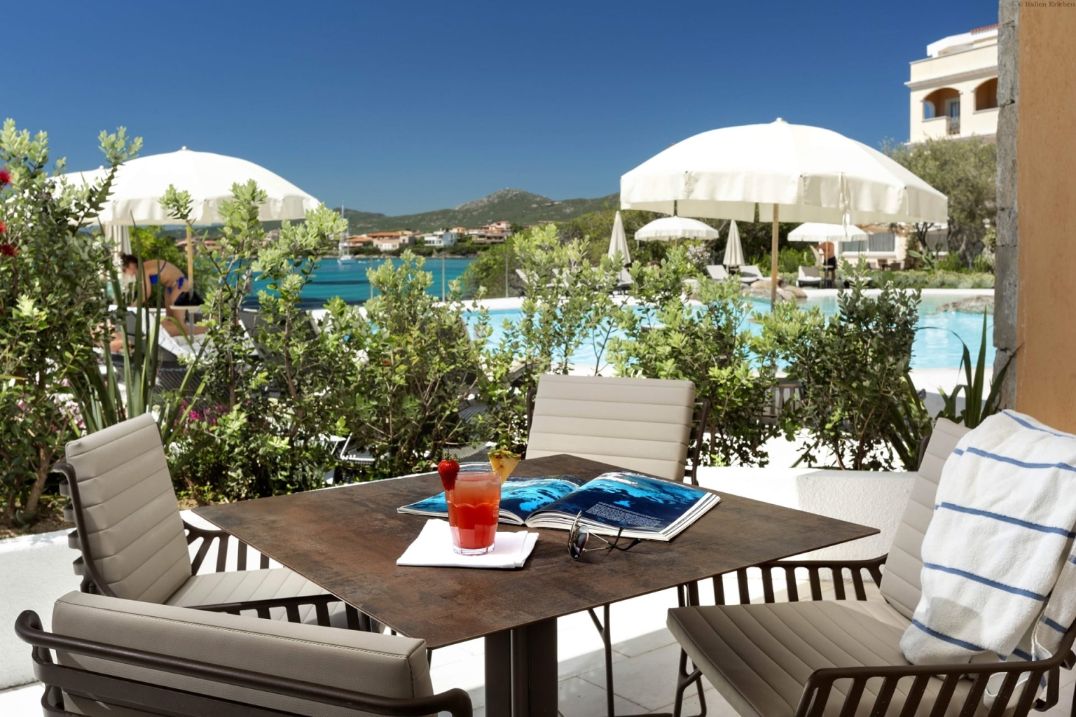 Sardinien Hotel Gabbiano Azzurro Golfo Aranci Nord Bucht direkt Meer Strand Sand familiär Pool Bar