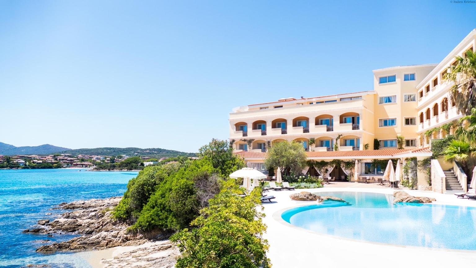 Sardinien Hotel Gabbiano Azzurro Golfo Aranci Nord Bucht direkt Meer Strand Sand familiär Außenansicht Pool