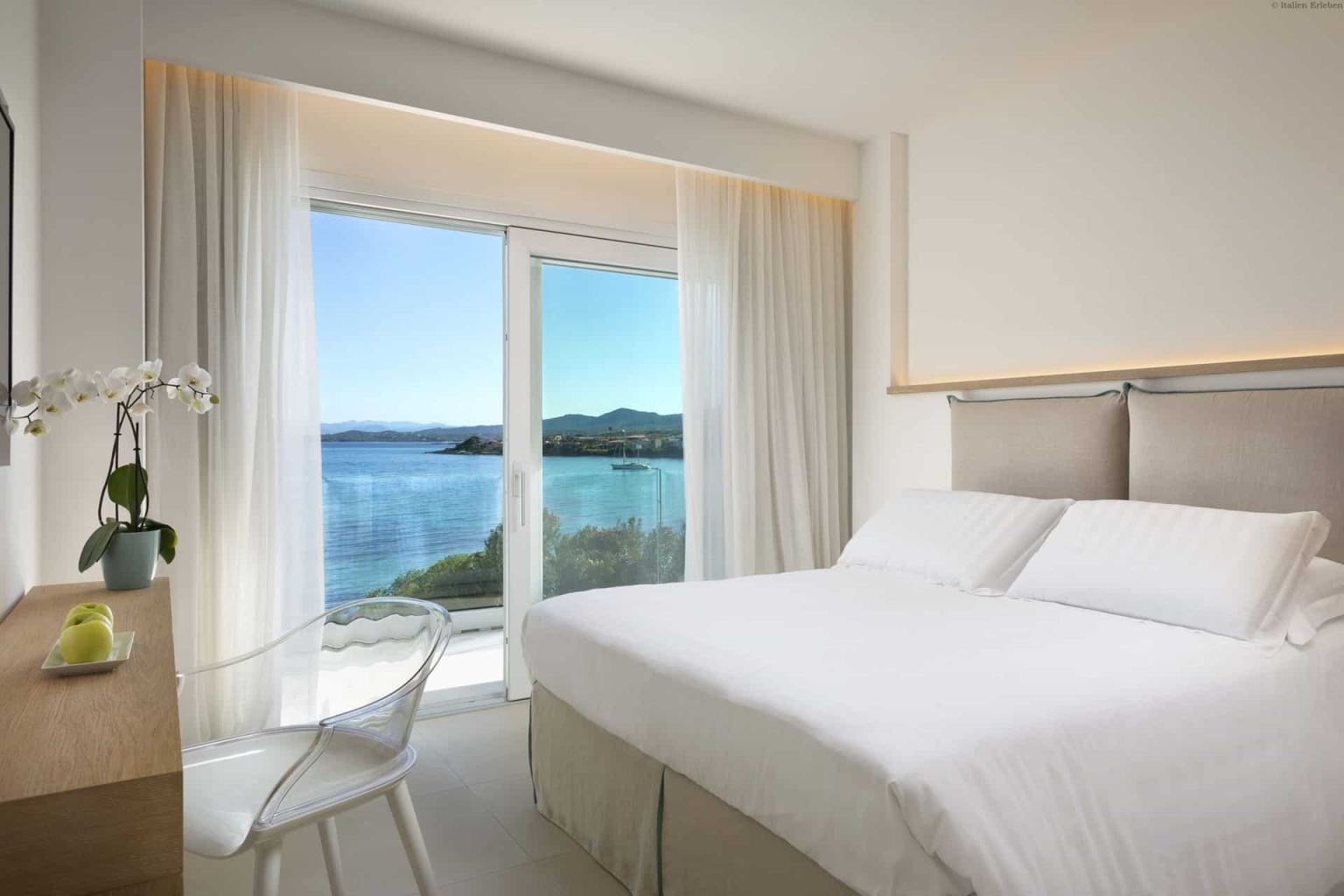 Sardinien Hotel Gabbiano Azzurro Golfo Aranci Nord Bucht direkt Meer Strand Sand familiär Zimmer Balkon Meerblick