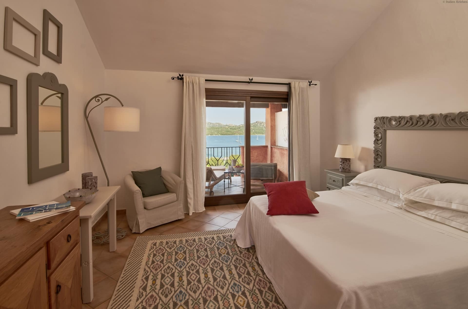 Sardinien Villa del Golfo Lifestyle Resort Cannigione Hotel Bucht Nord Meer Meerblick Panorama Zimmer Terrasse