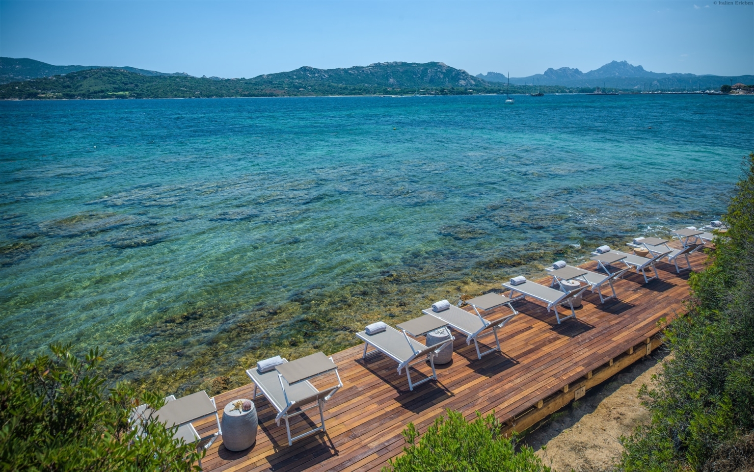 Sardinien Villa del Golfo Lifestyle Resort Cannigione Hotel Bucht Nord Meer Meerblick Panorama Deck Liegen