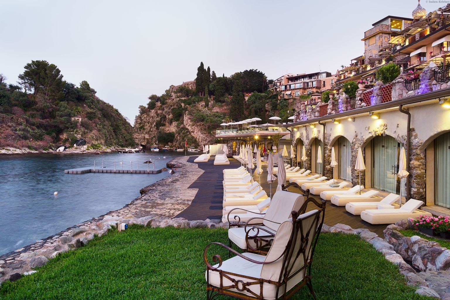 Sizilien Hotel Atlantis Bay Taormina Mare Bucht direkt Meer Swimming Pool Terrasse Plateau