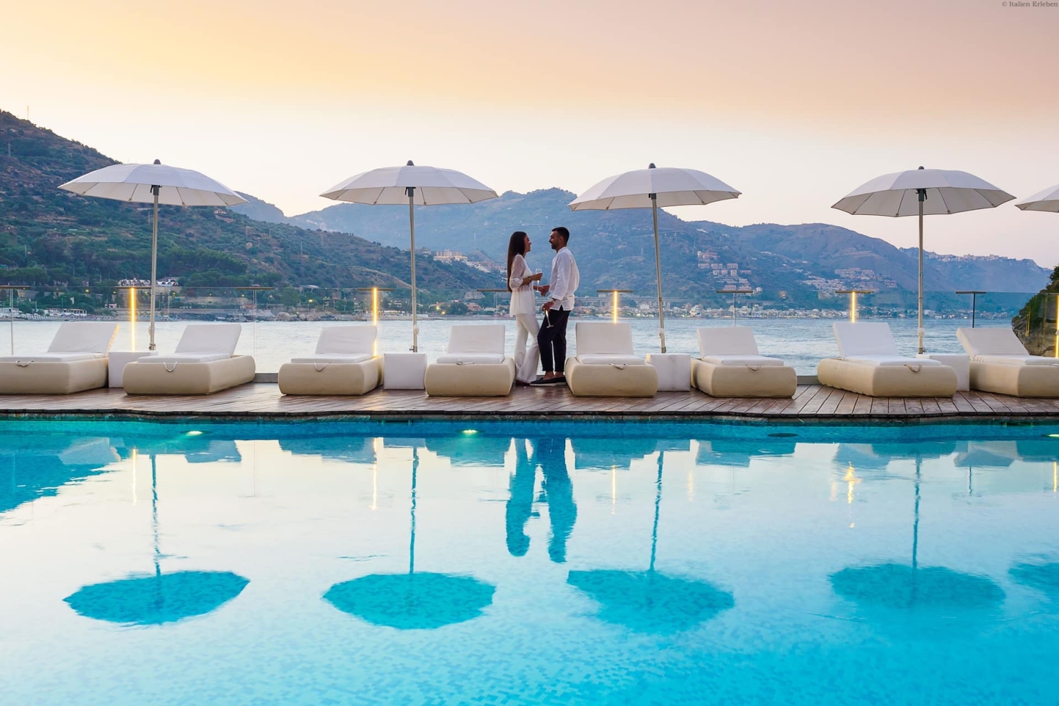 Sizilien Hotel Atlantis Bay Taormina Mare Bucht direkt Meer Swimming Pool Terrasse Abendstimmung
