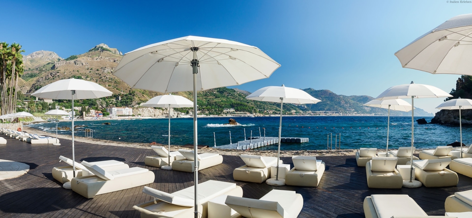 Sizilien Hotel Atlantis Bay Taormina Mare Bucht direkt Meer Swimming Pool Terrasse Liegen Dock
