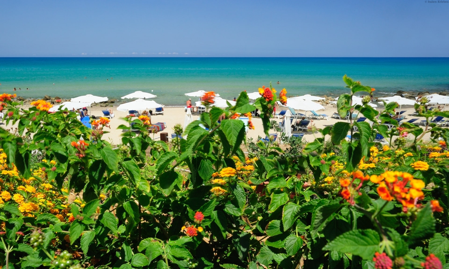 Sizilien Hotel Le Calette Cefalu Meer Resort Anlage Park Garten Bucht Meerzugang Meerblick Strand