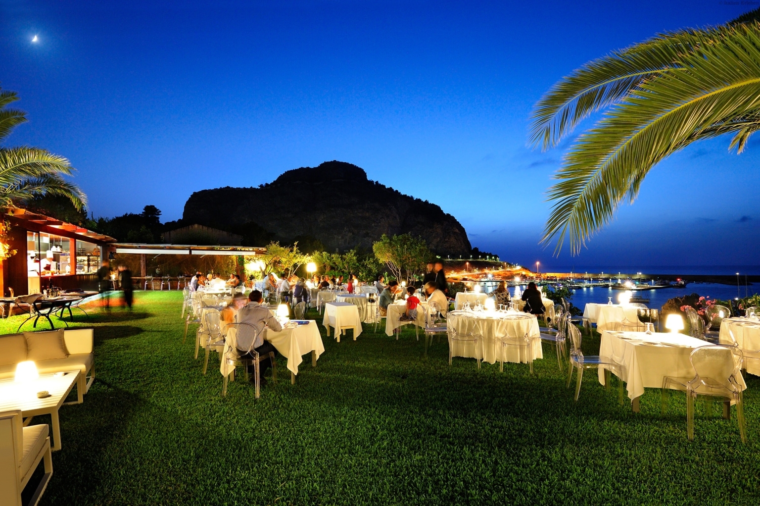 Sizilien Hotel Le Calette Cefalu Meer Resort Anlage Park Garten Bucht Meerzugang Meerblick Abend Restaurant