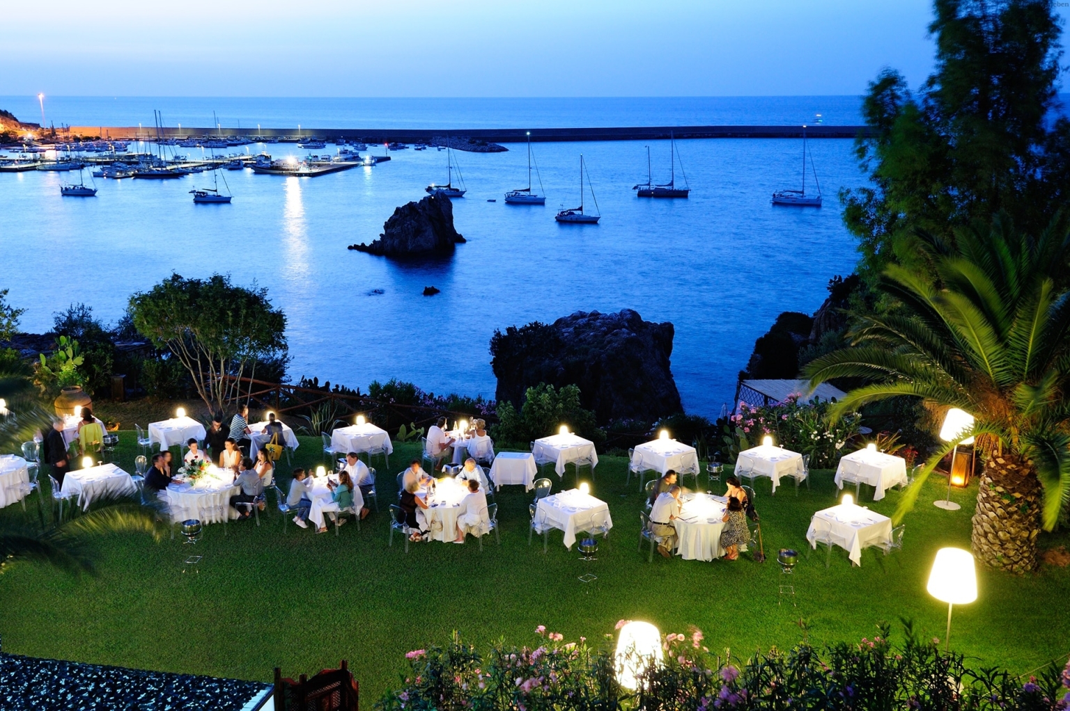 Sizilien Hotel Le Calette Cefalu Meer Resort Anlage Park Garten Bucht Meerzugang Meerblick Abend Stimmung