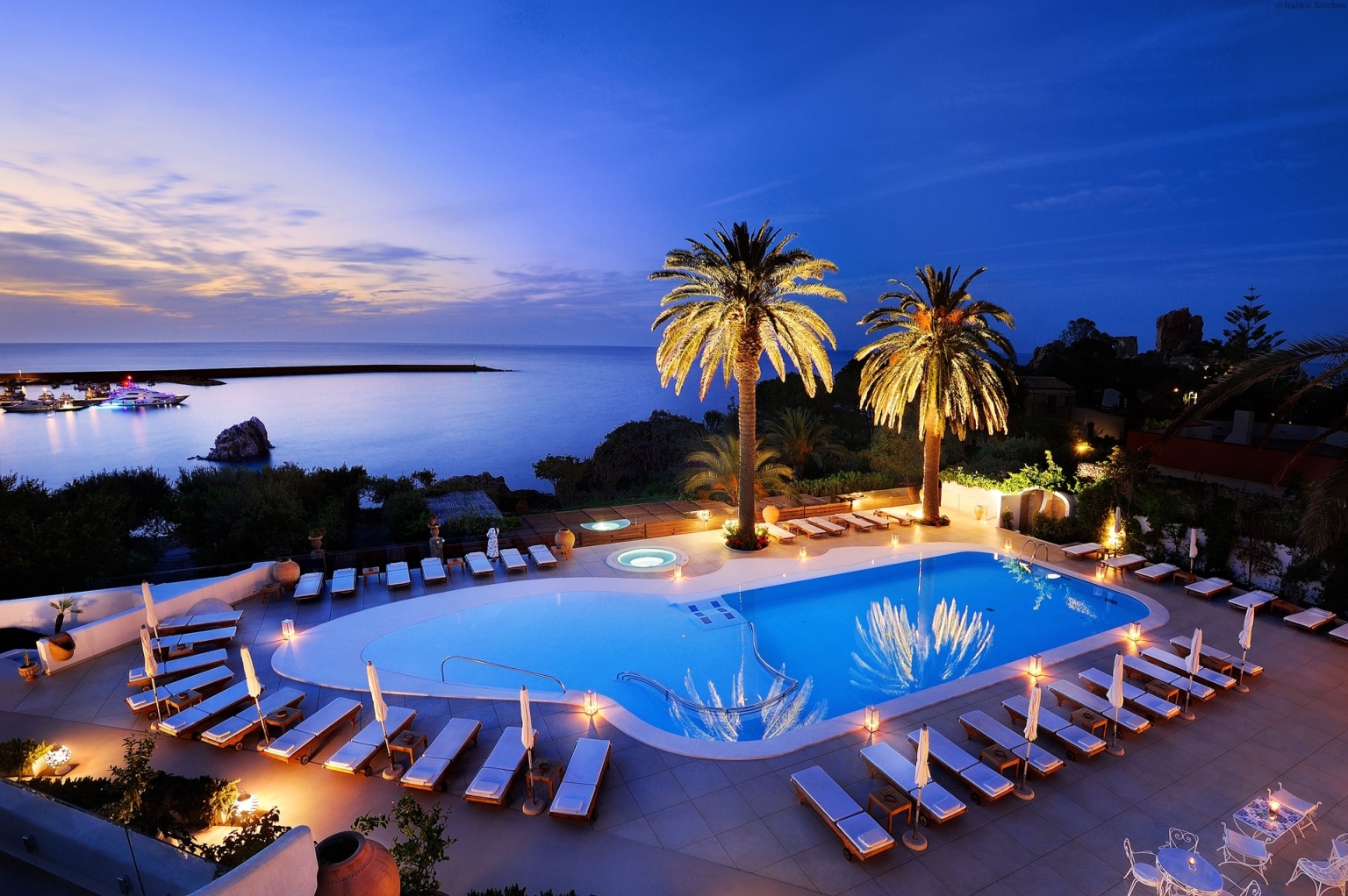 Sizilien Hotel Le Calette Cefalu Meer Resort Anlage Park Garten Bucht Meerzugang Meerblick Pool Abend