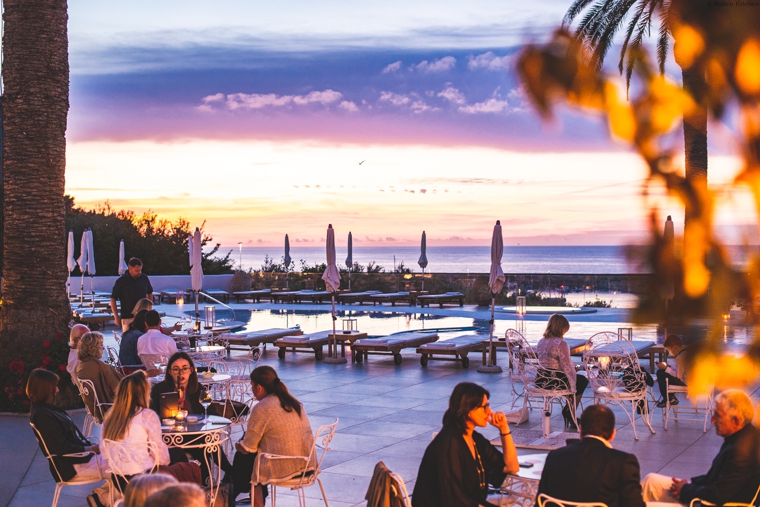 Sizilien Hotel Le Calette Cefalu Meer Resort Anlage Park Garten Bucht Meerzugang Meerblick Terrasse Abendessen