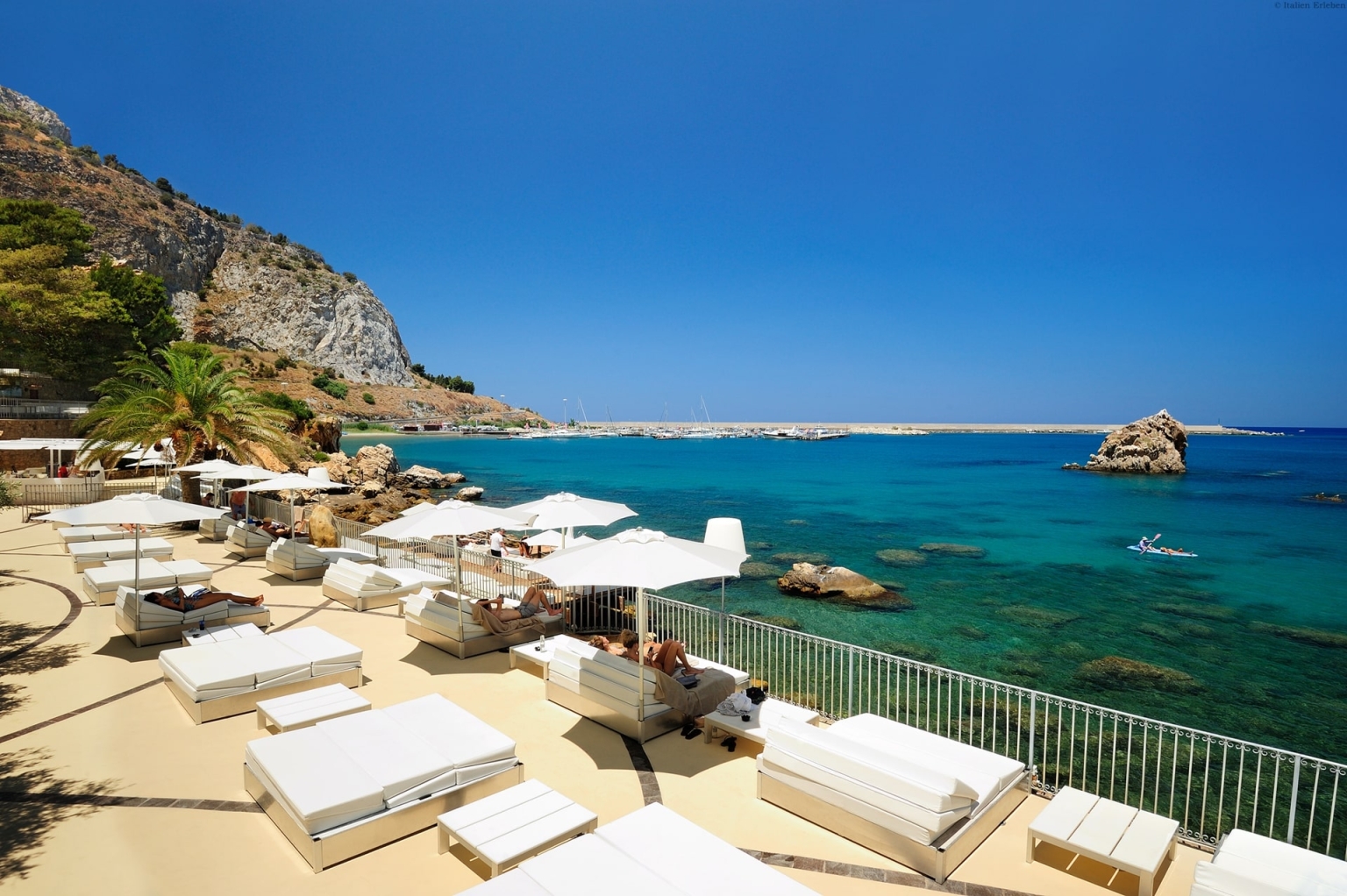 Sizilien Hotel Le Calette Cefalu Meer Resort Anlage Park Garten Bucht Meerzugang Meerblick Liegen Deck