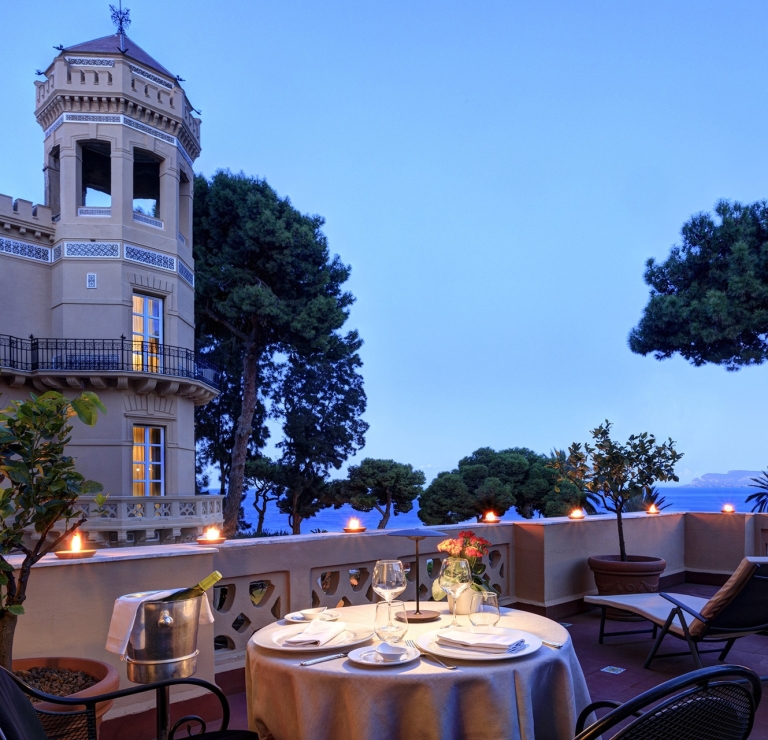 Sizilien Hotel Villa Igiea Palermo Meer Stadt Swimming Pool Garten Park Restaurant Abend