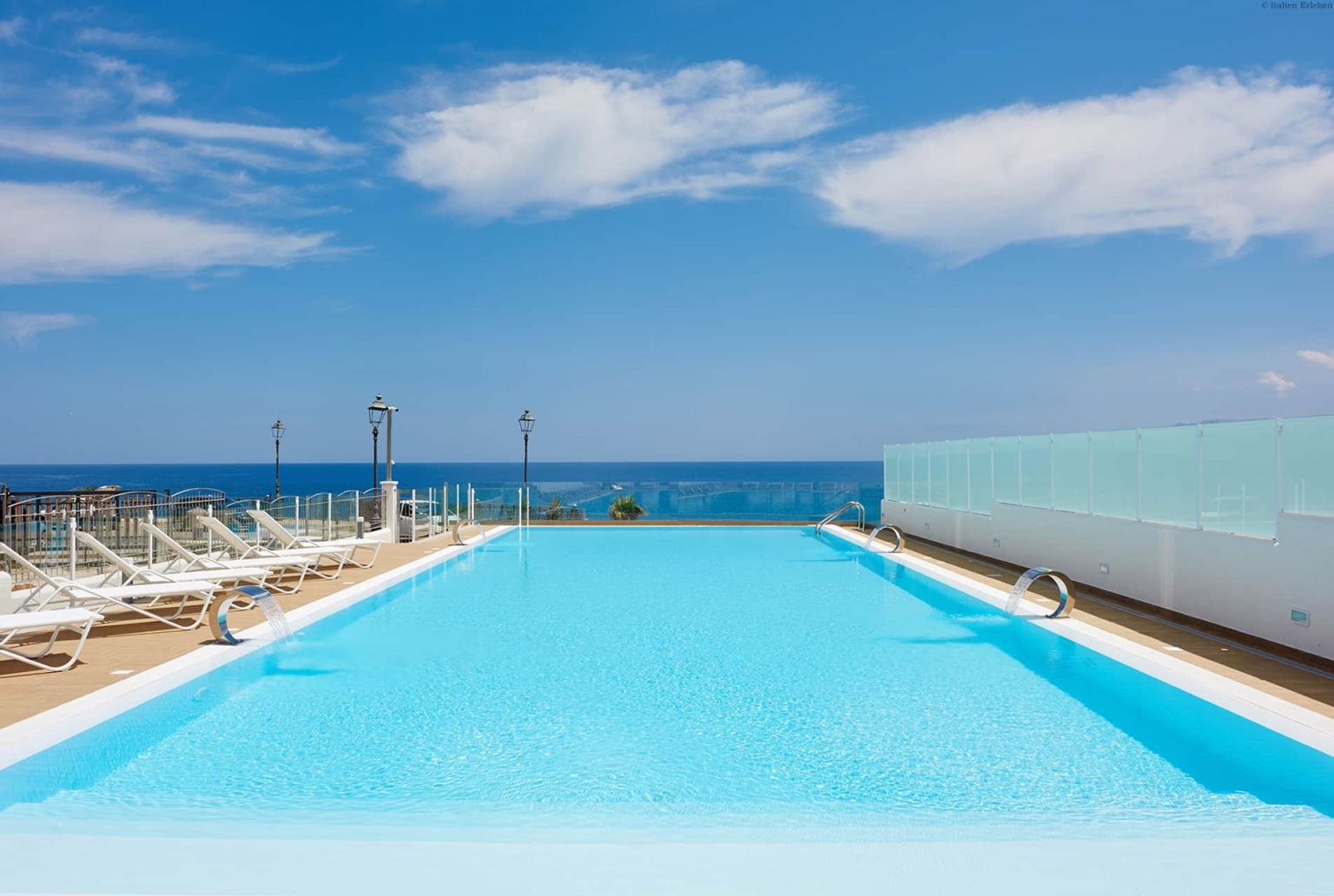 Sizilien West Marina di Petrolo Hotel Castellammare del Golfo Meer Panorama Pool Roof Top nahe Stadt Familien frisch schlicht modern
