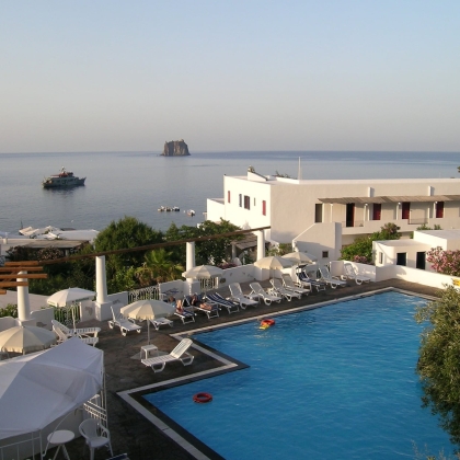 Sizilien Äolische Eolische Liparische Inseln Park Hotel Sirenetta Stromboli direkt Meer Vulkan Lava Strand Aussicht Pool