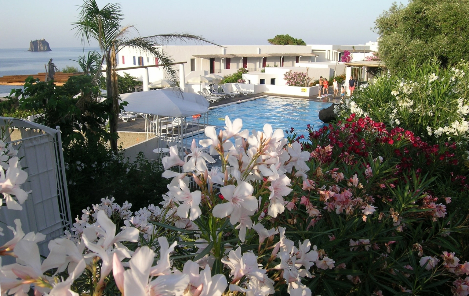 Sizilien Äolische Eolische Liparische Inseln Park Hotel Sirenetta Stromboli direkt Meer Vulkan Lava Strand Aussicht Pool
