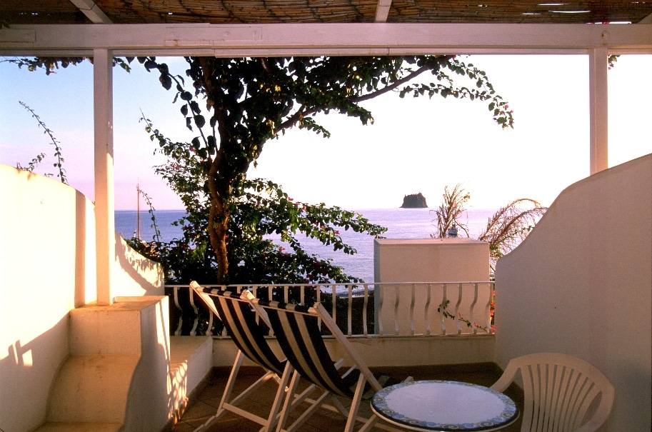 Sizilien Äolische Eolische Liparische Inseln Park Hotel Sirenetta Stromboli direkt Meer Vulkan Lava Strand Aussicht Zimmer Balkon