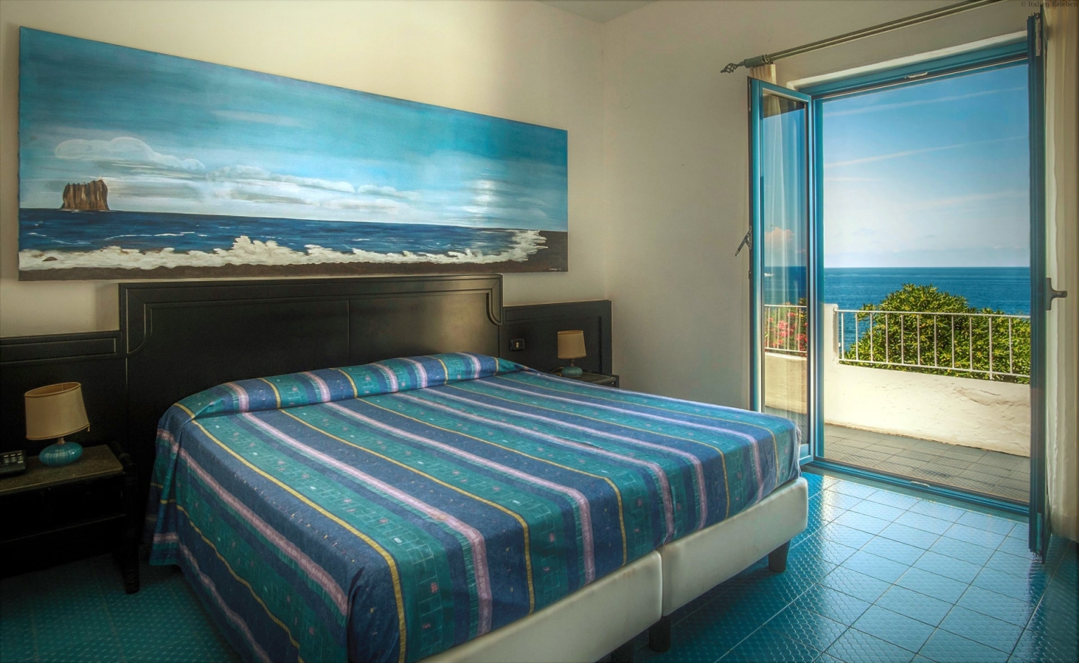 Sizilien Äolische Eolische Liparische Inseln Park Hotel Sirenetta Stromboli direkt Meer Vulkan Lava Strand Aussicht Zimmer