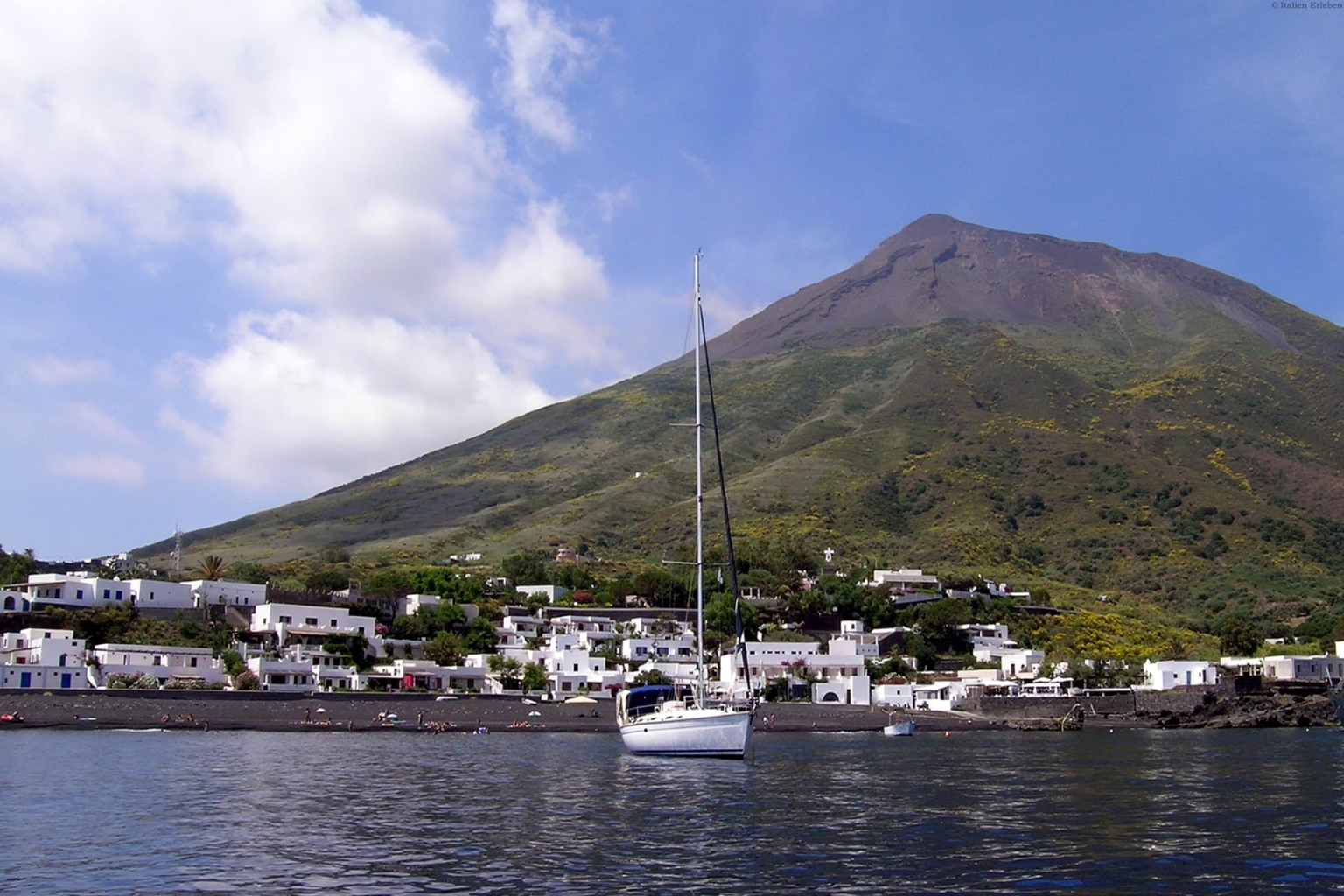 Sizilien Äolische Eolische Liparische Inseln Park Hotel Sirenetta Stromboli direkt Meer Vulkan Lava Strand Aussicht