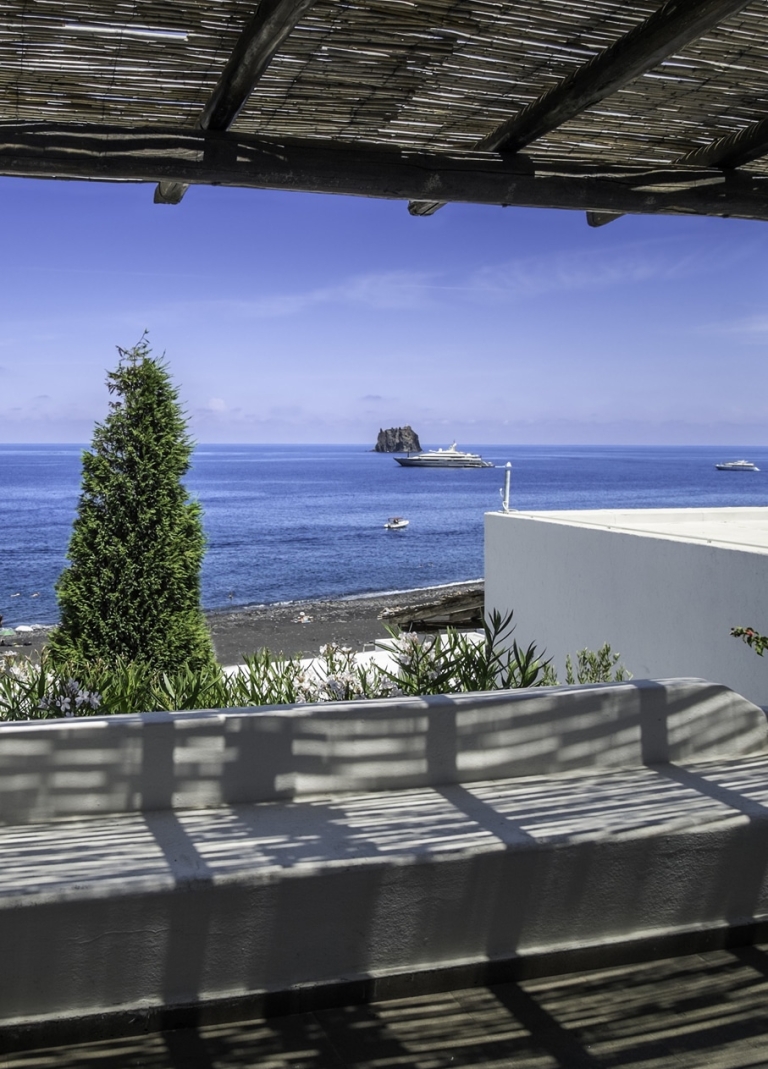 Sizilien Äolische Eolische Liparische Inseln Park Hotel Sirenetta Stromboli direkt Meer Vulkan Lava Strand Aussicht