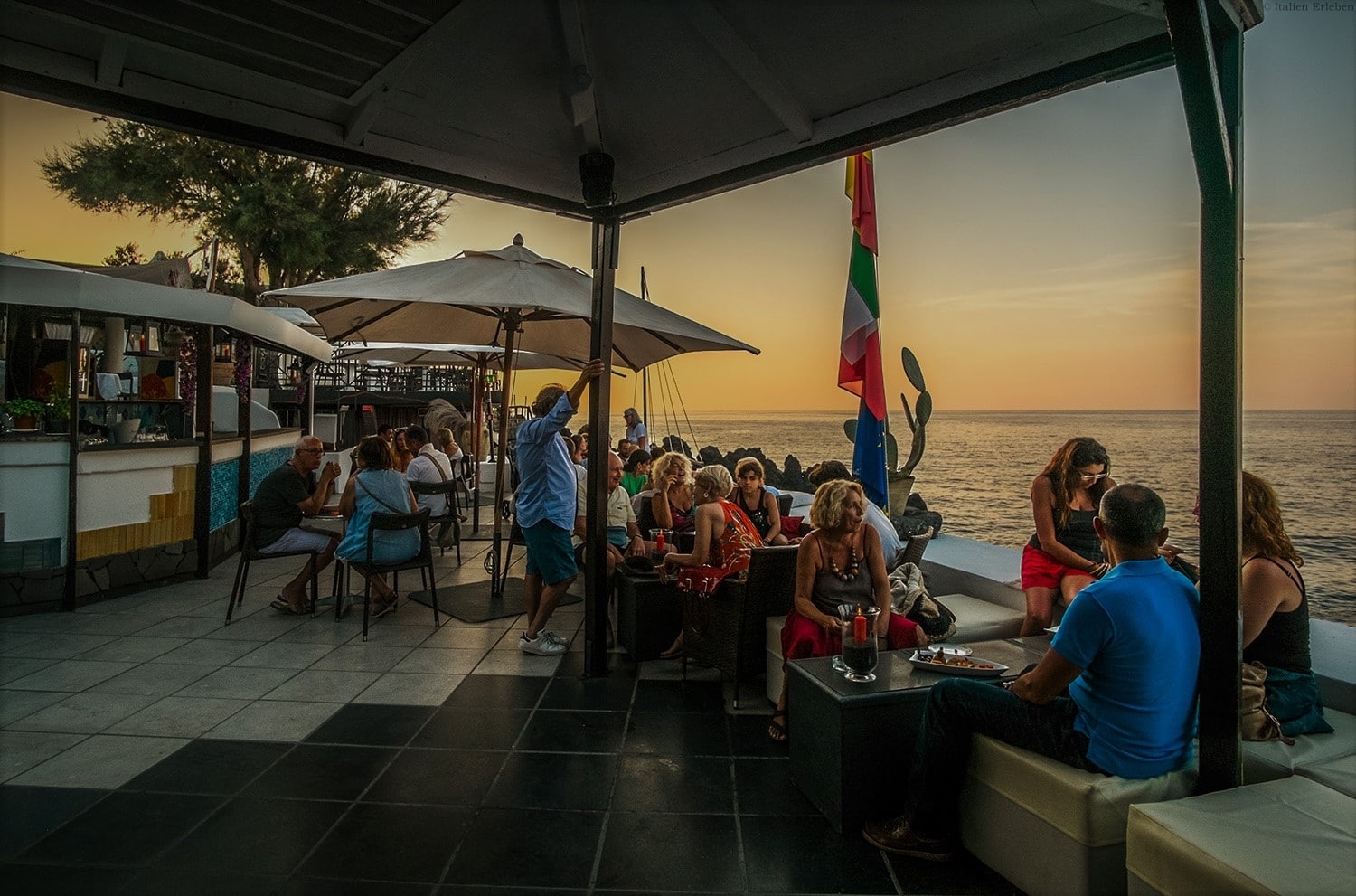 Sizilien Äolische Eolische Liparische Inseln Park Hotel Sirenetta Stromboli direkt Meer Vulkan Lava Strand Aussicht Terrasse