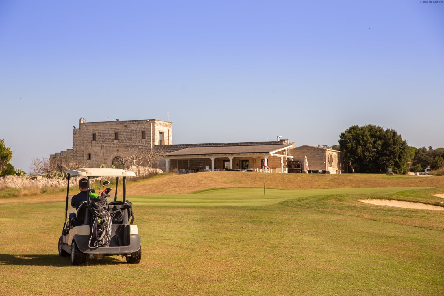 Apulien Golf Resort Acaya Lecce Salento 18 Loch Anlage modern Landschaft Wellness Golfcart