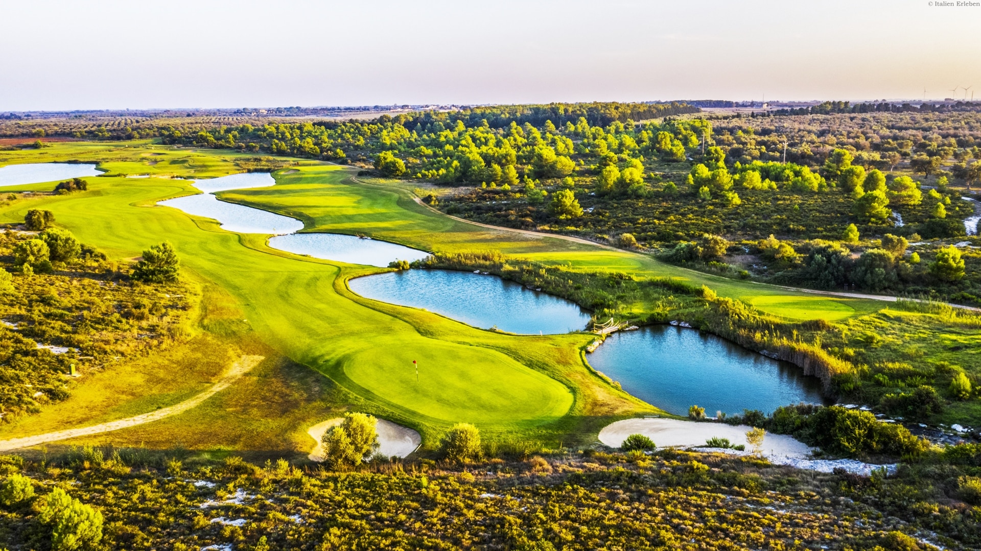 Apulien Golf Resort Acaya Lecce Salento 18 Loch Anlage modern Landschaft Wellness Golfplatz Wasser Green