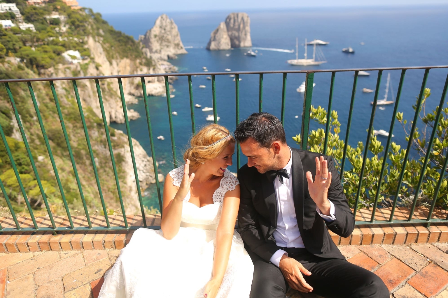 Kampanien Capri Brautpaar Faraglioni Hochzeit fröhlich am Boden sitzen
