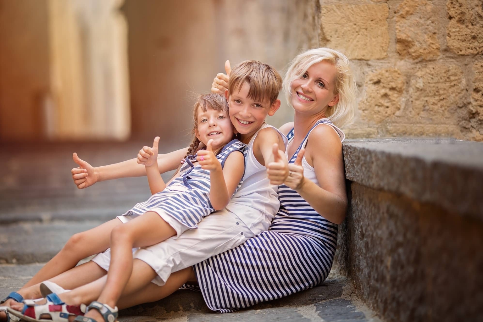 Impressionen Familie Kinder Familienurlaub Urlaub gemeinsam Familienzeit Stadt Kultur zufrieden Daumen hoch