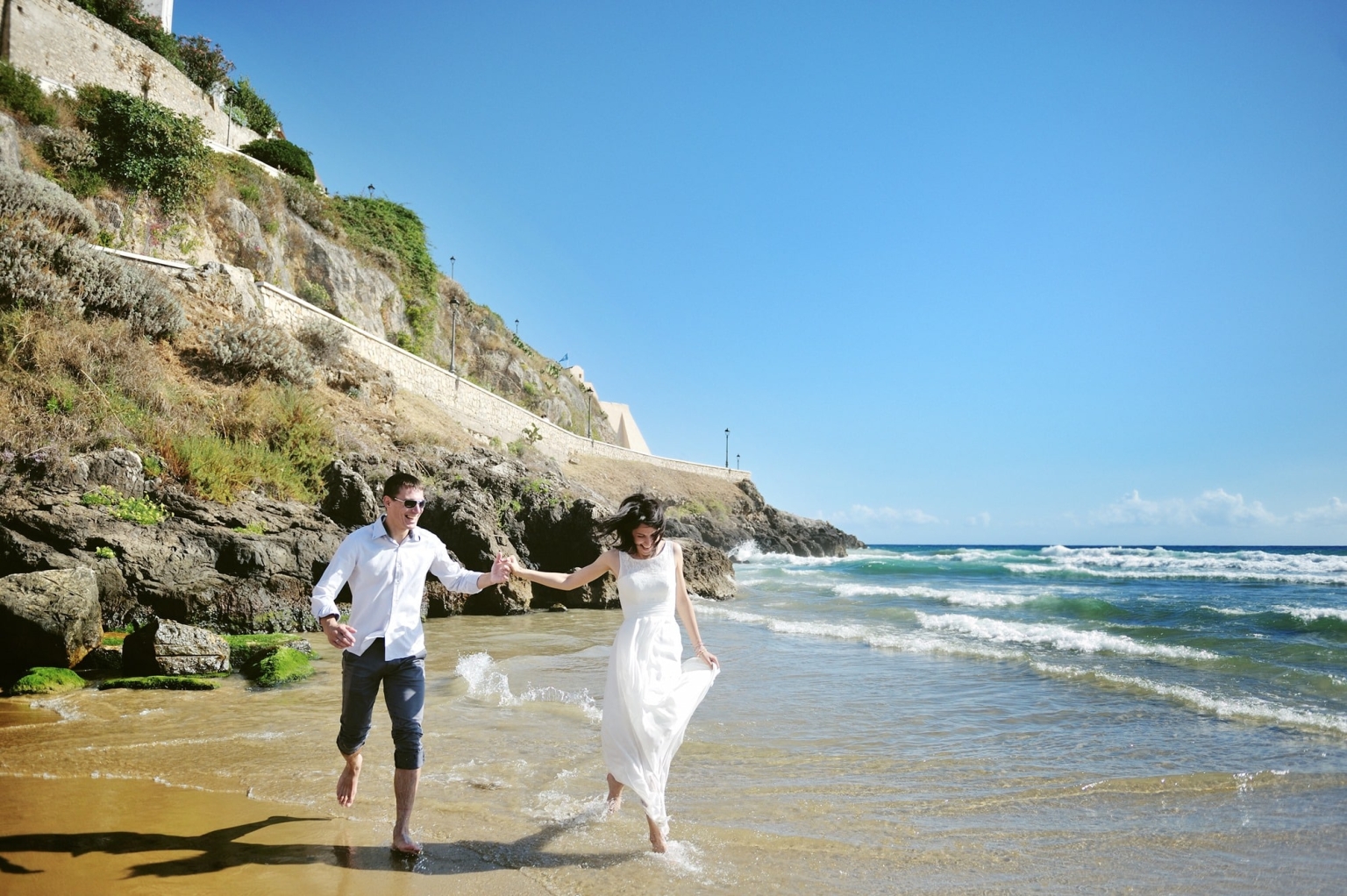 Hochzeit Brautpaar Meer Strand locker fröhlich