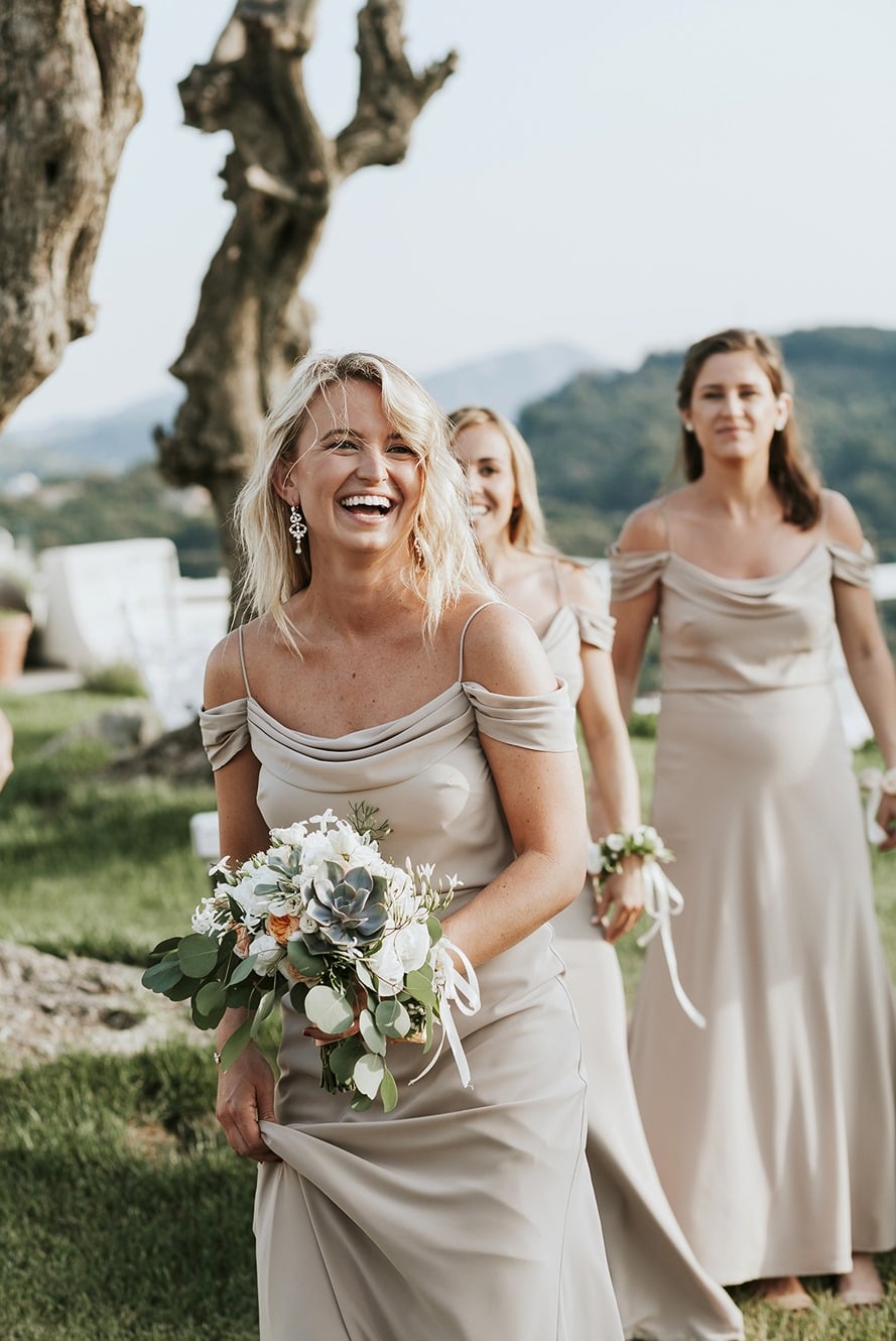 Kampanien Hochzeit San Montano Resort Freundinnen Braut Brautjungfer Brautstrauss