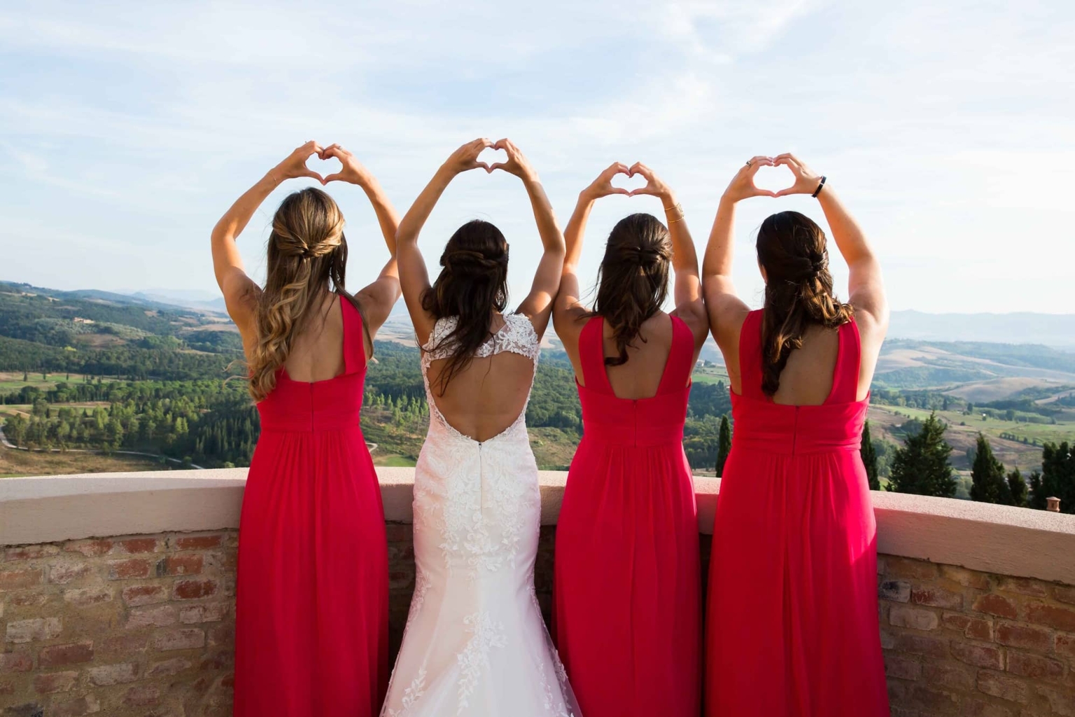 Toskana Castelfalfi Resort Hochzeit Braut Brautjungfern Freundinnen rote Kleider