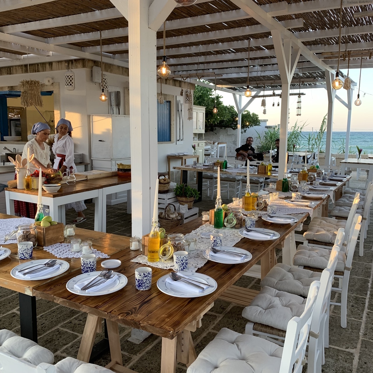 Italien Apulien rustikal Abendessen Meerblick Musik