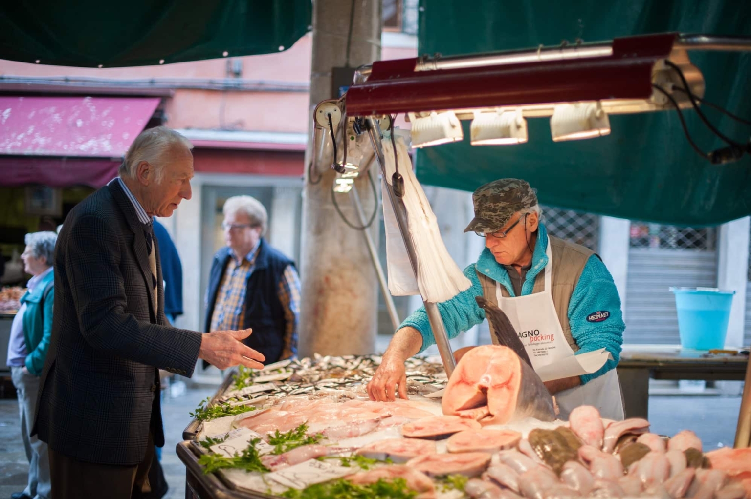 Italien Kulinarik Genuss Wein Essen genießen Fisch Fischmarkt Mann Anzug