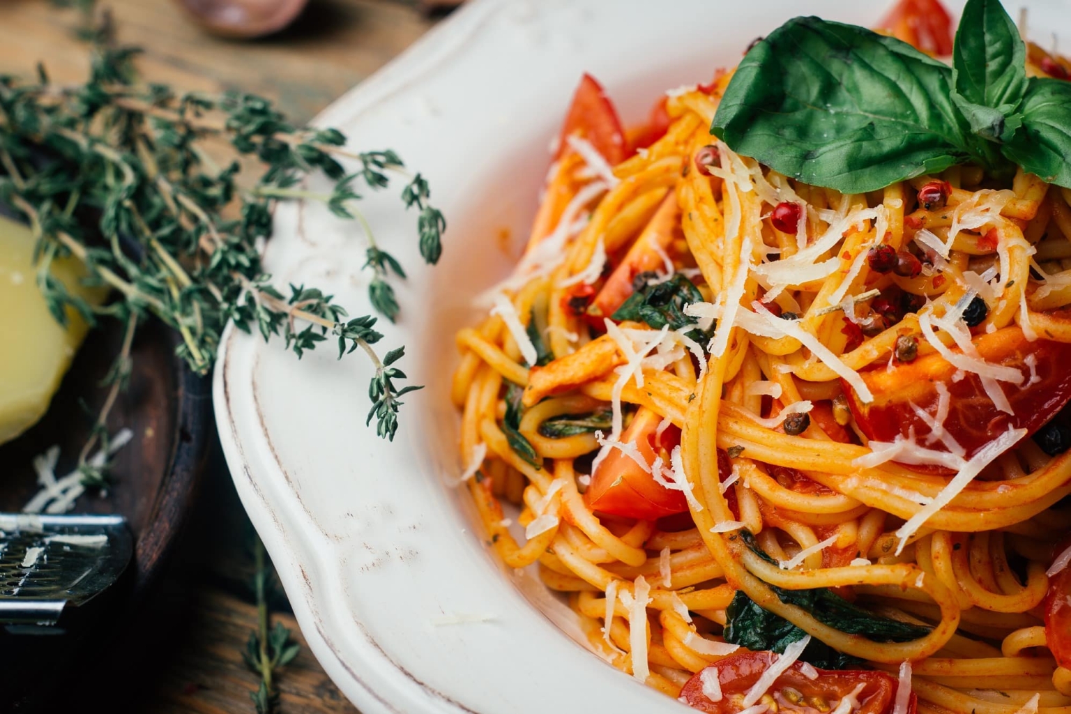 Italien Kulinarik Genuss Wein Essen genießen Pasta Tomaten Basilikum weißer Teller rustikal