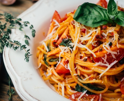 Italien Kulinarik Genuss Wein Essen genießen Pasta Tomaten Basilikum weißer Teller rustikal