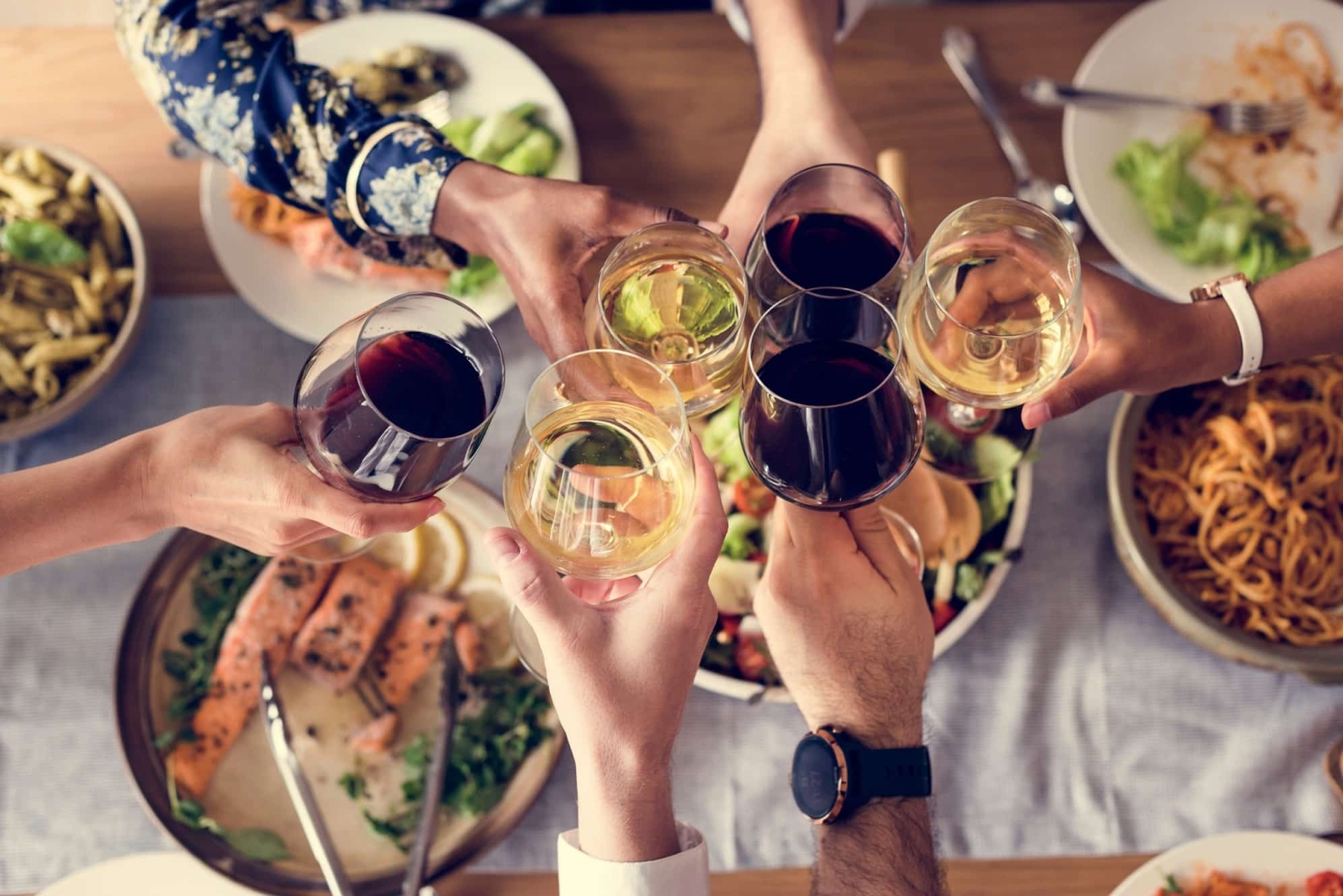 Italien Kulinarik Genuss Wein Essen genießen Wein Freunde Gruppe anstoßen