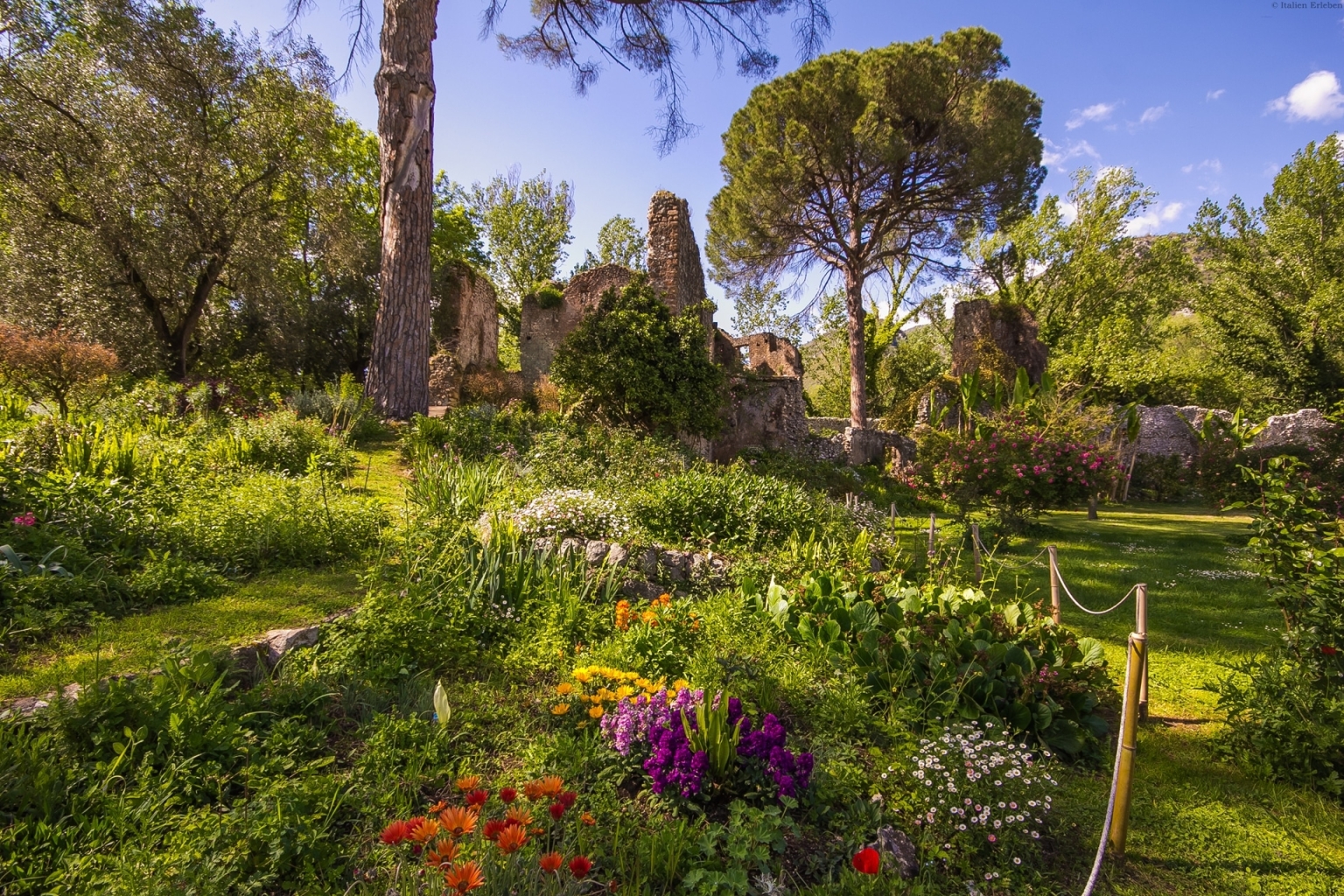 Latium Garten Ninfa Blüten Blumen Ruinen Mauerreste grün bunt