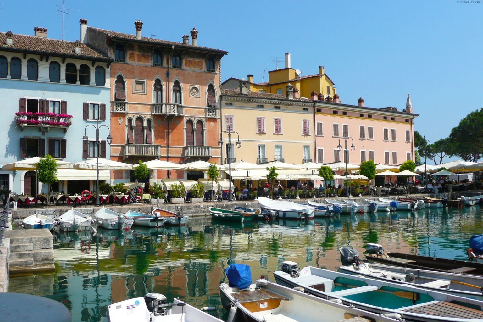 Lombardei Gardasee Desenzano Stadt Boote Wasser See Bürgerhäuser