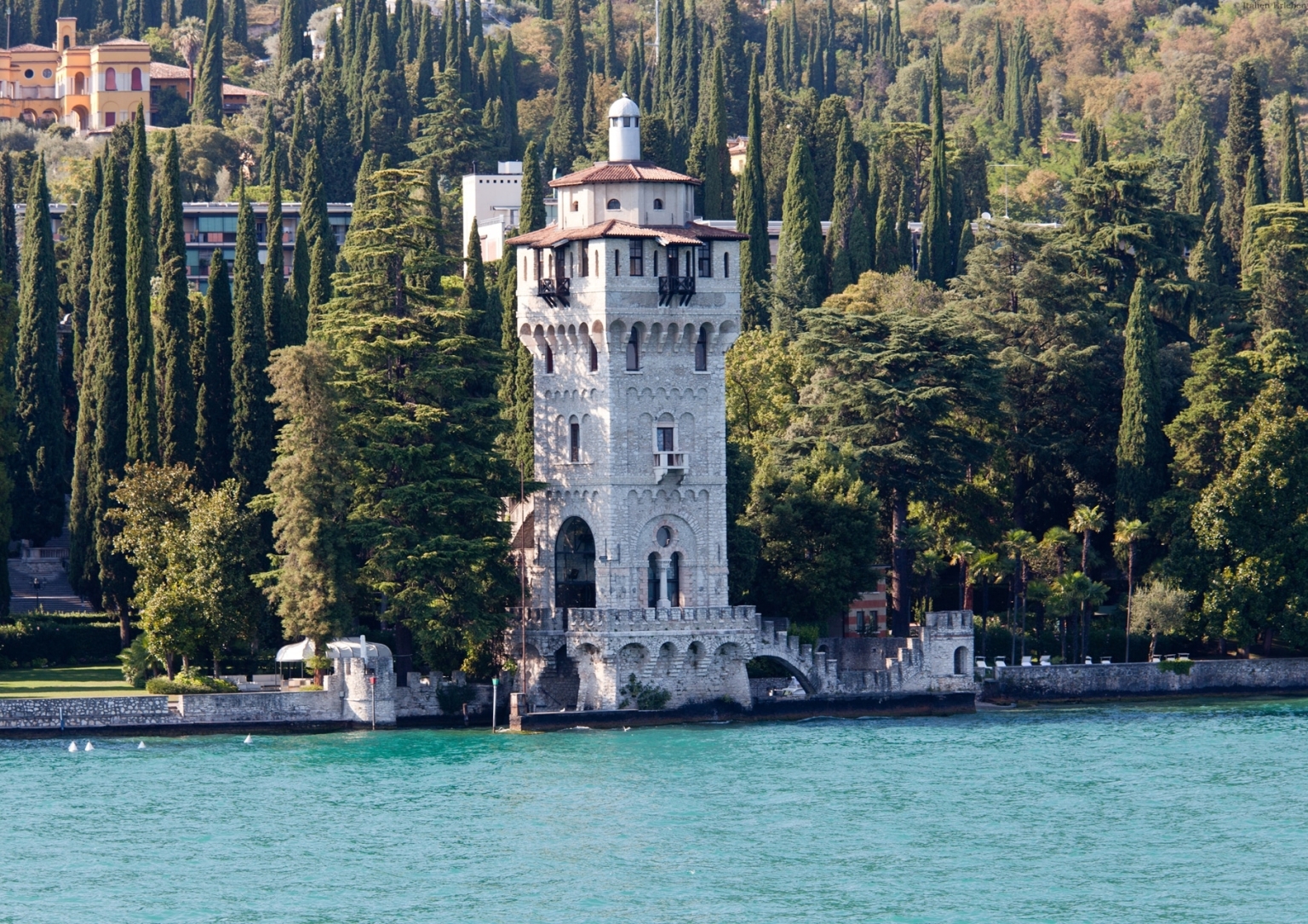Lombardei Gardasee Gardone Turm See Wasser