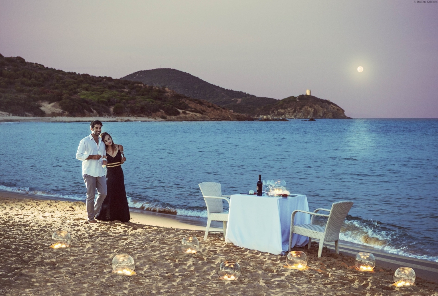 Italien Sardinien Candel Light Dinner privat Paar romantisch Strand Meer Mond